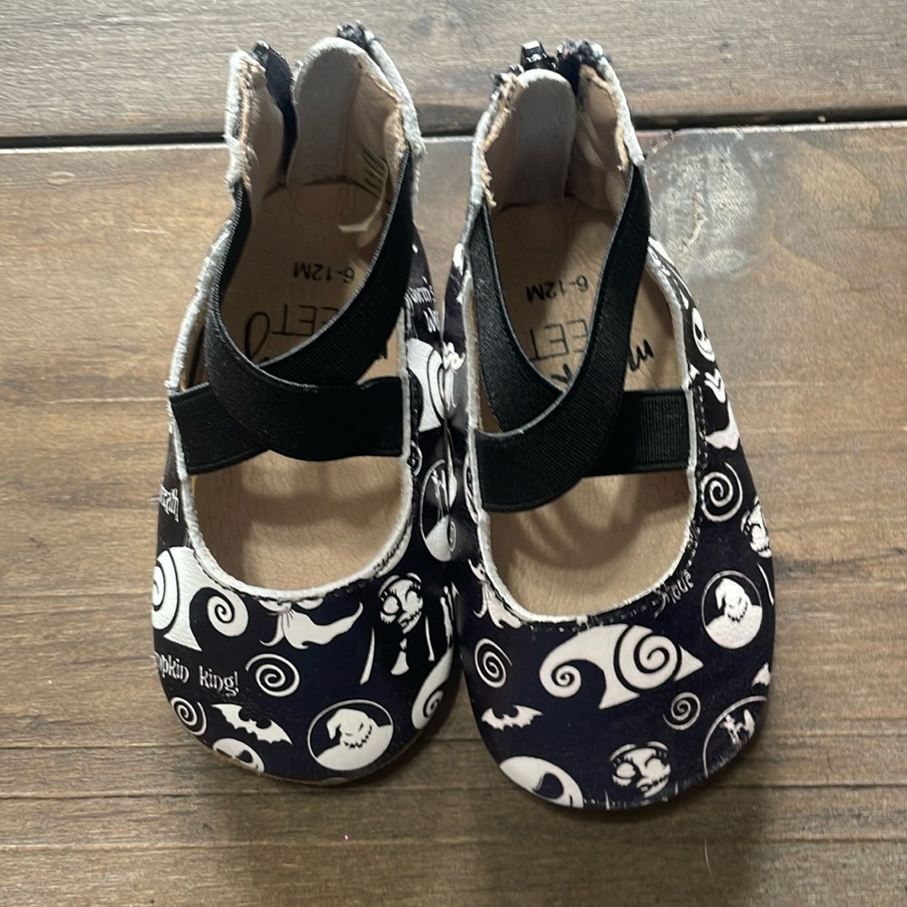 Monkey feet good condition - nightmare before Christmas 
6-12m